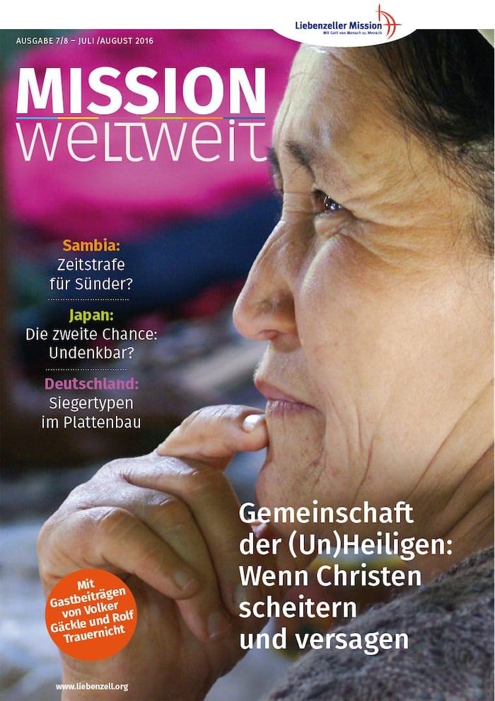 Nahaufnahme einer nachdenklichen Frau, die ihr Kinn auf die Hand stützt, mit eingeblendetem Text aus einer deutschen Zeitschrift.