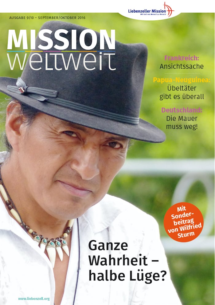 Eine Person mit Hut und Halskette schaut in die Kamera; um das Bild herum erscheinen deutsche Texte und Schlagzeilen.