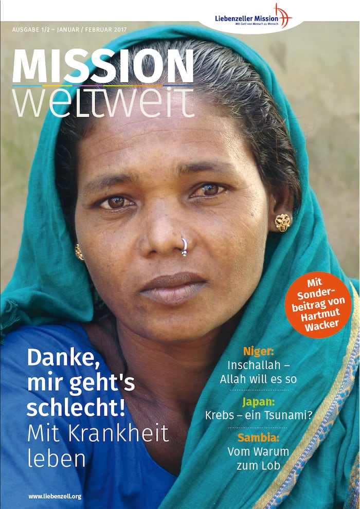 Eine Frau mit blauem Kopftuch blickt in die Kamera; um sie herum ein deutscher Text über Krankheit und globale Gesundheit.