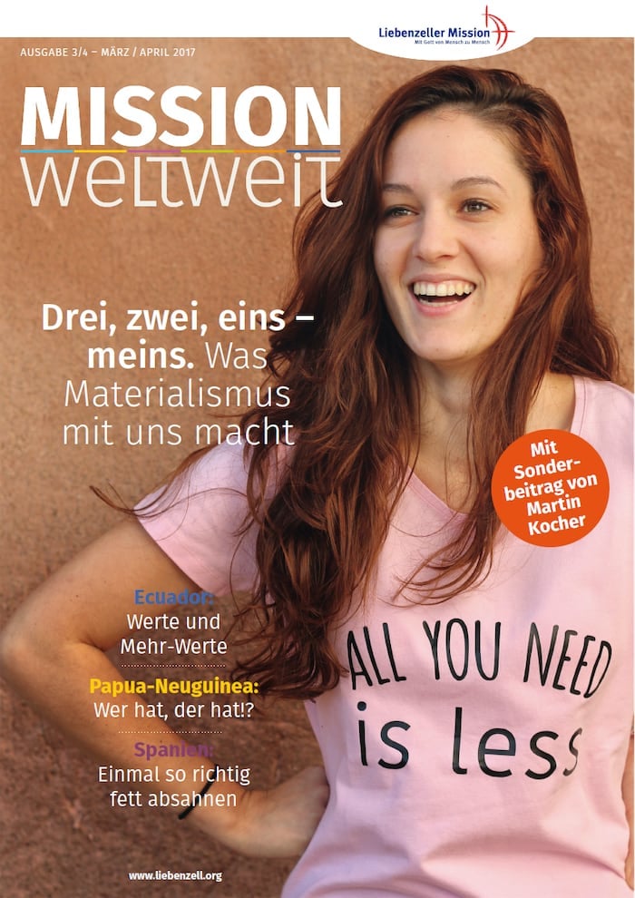Eine lächelnde Frau in einem rosafarbenen "All you need is less"-T-Shirt erscheint auf der Titelseite eines deutschen Magazins über Materialismus.