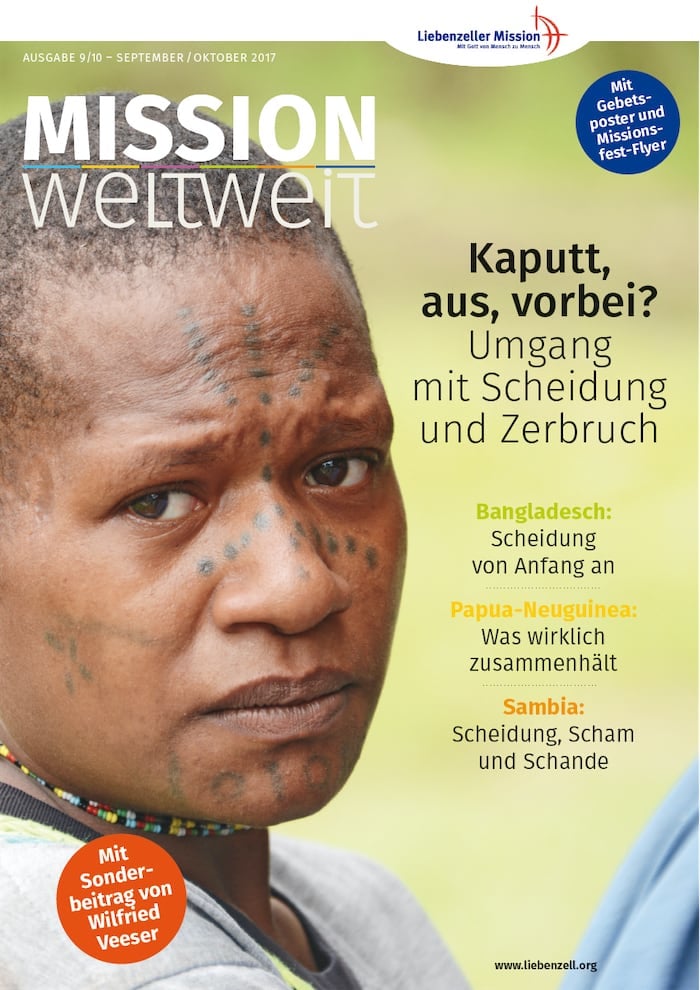 Nahaufnahme einer Person mit geschminktem Gesicht und ernstem Gesichtsausdruck, überlagert von einem deutschen Text über Scheidung und Trennung.