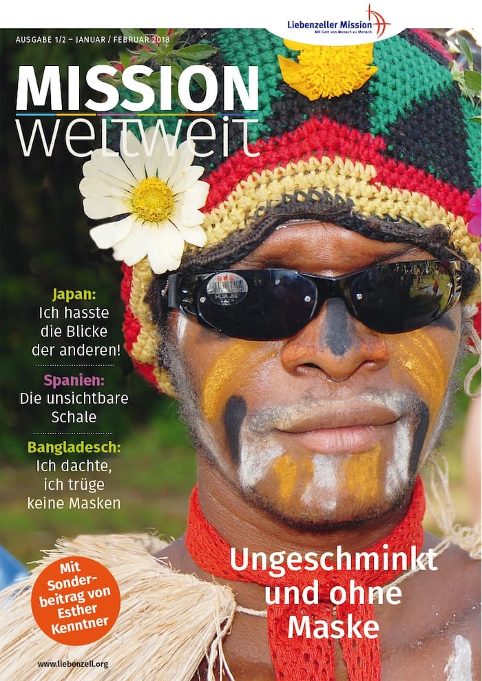 Eine Person mit bunter Gesichtsbemalung, Sonnenbrille und einem Gänseblümchen im Haar auf dem Titelblatt einer Zeitschrift mit dem Titel Mission weltweit.