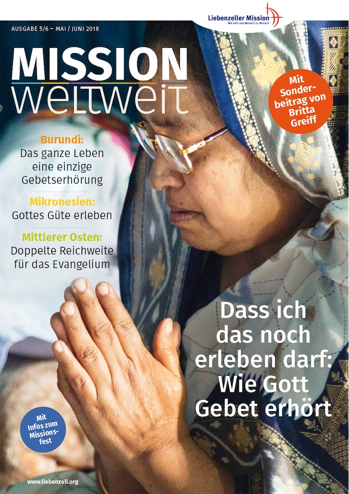 Eine ältere Frau mit Brille und Kopftuch betet mit gefalteten Händen. Der Text hebt religiöse Geschichten weltweit hervor.