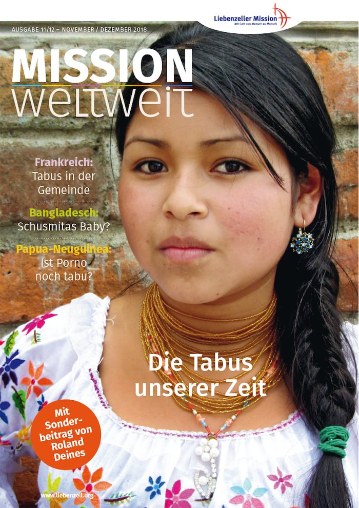 Eine junge Frau mit langen dunklen Haaren und Goldschmuck steht im Freien und schaut in die Kamera. Ein deutscher Text überlagert das Bild.