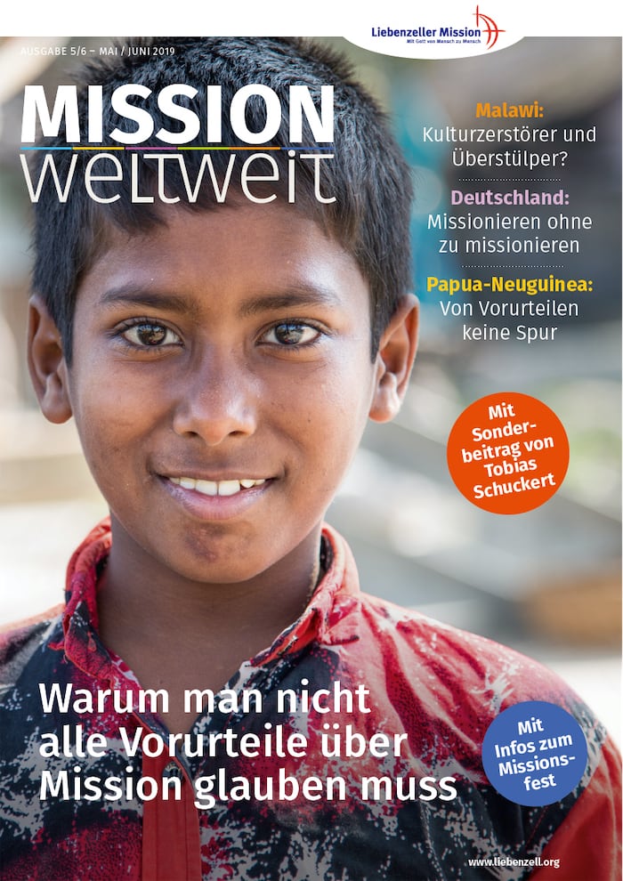 Ein lächelnder Junge in einem roten Hemd ist auf der Titelseite eines deutschen Missionsmagazins abgebildet.