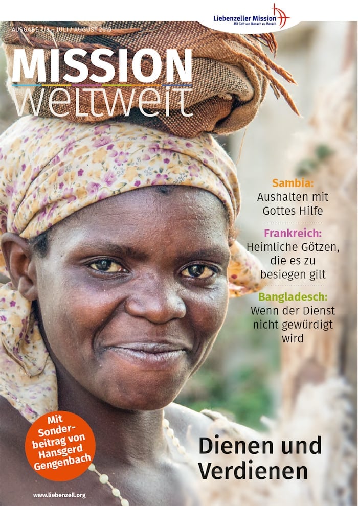 Lächelnde Frau mit Kopftuch im Freien; Textüberlagerung mit Artikeln über globale Missionen in Sambia, Frankreich und Bangladesch.