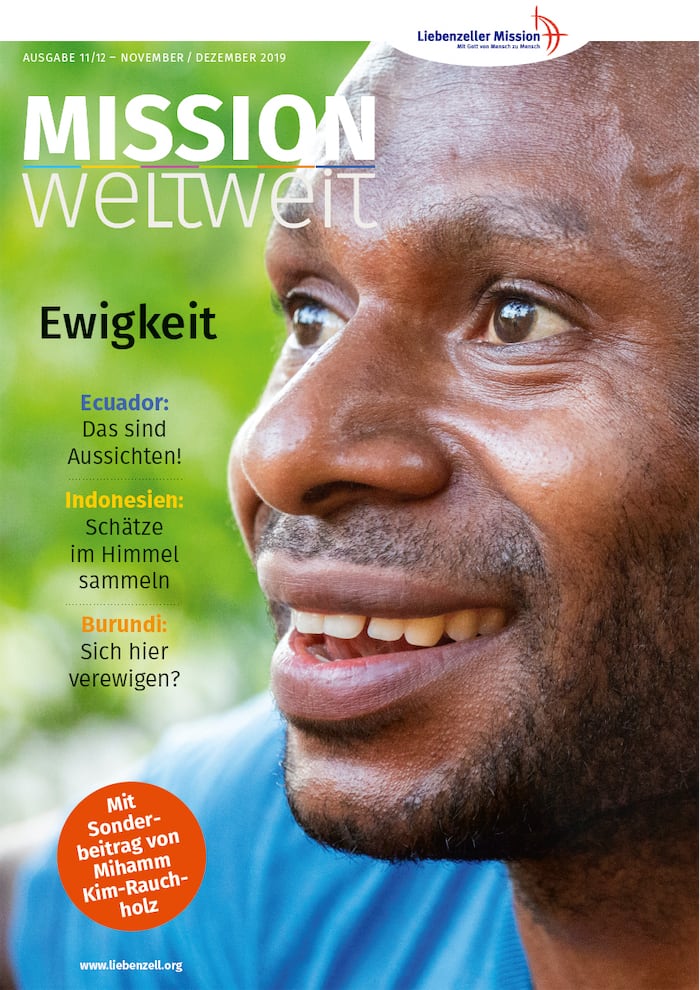 Nahaufnahme eines lächelnden Mannes im Freien mit überlagerten Artikeltiteln und einem Zeitschriftenlogo in deutscher Sprache.