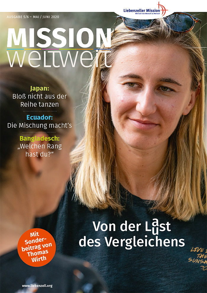 Zwei Frauen unterhalten sich im Freien; eine lächelt sanft. Über dem Foto erscheinen Text und Schlagzeilen zu Missionsthemen in deutscher Sprache.