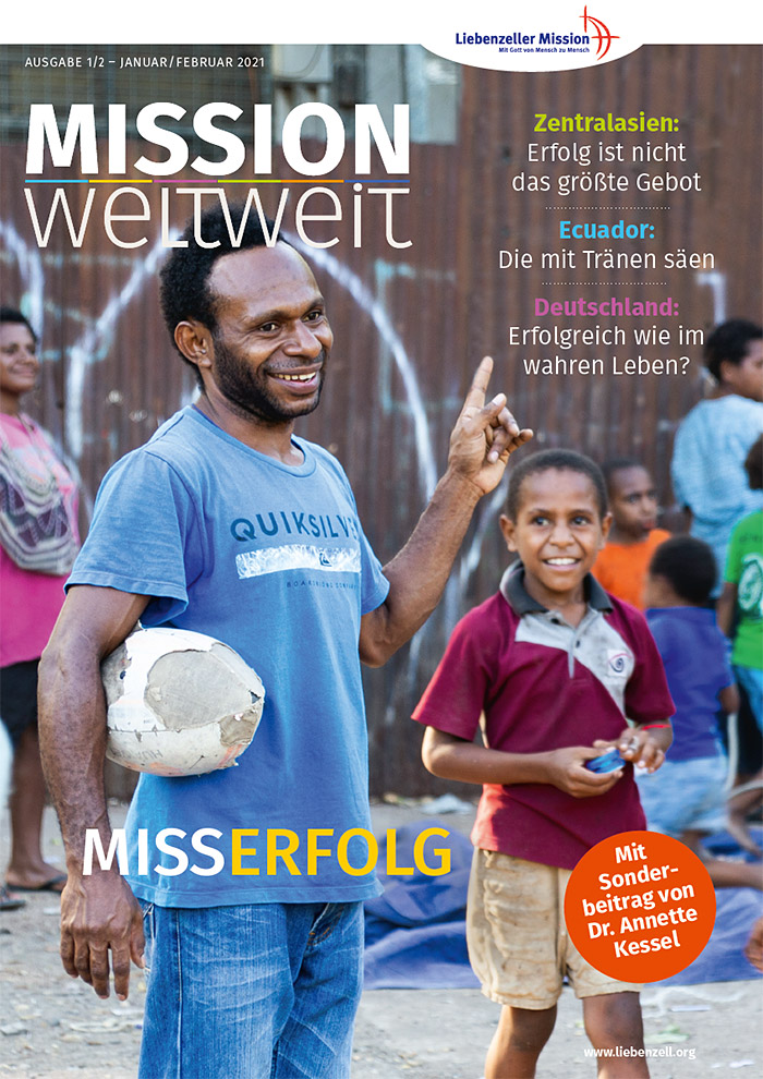 Ein lächelnder Mann hält einen Fußball und gestikuliert, während Kinder zuschauen; im Overlay-Text stehen internationale Schlagzeilen.