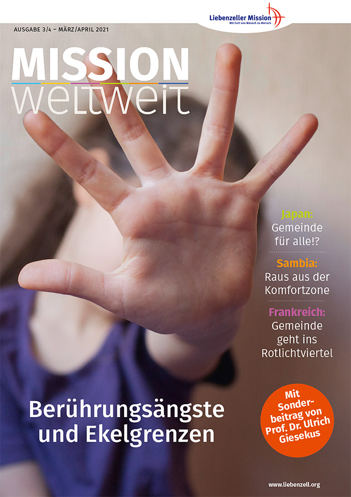 Eine Person streckt eine offene Hand in Richtung der Kamera aus, wobei ein deutscher Text über Missionsarbeit und Grenzen eingeblendet ist.