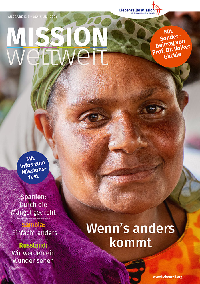 Nahaufnahme einer Frau in farbenfroher Kleidung und mit Kopftuch, mit Zeitschriftenüberschriften und Text in Deutsch um ihr Gesicht herum.