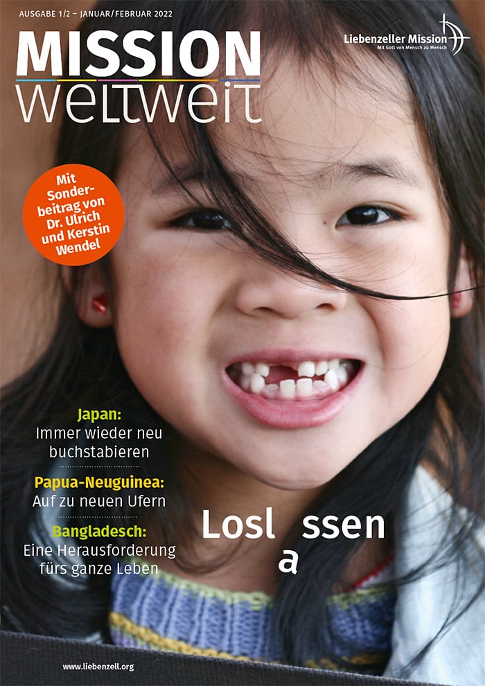 Lächelndes Kind mit fehlenden Vorderzähnen; über dem Bild liegt ein Text in deutscher Sprache über globale Missionsthemen.
