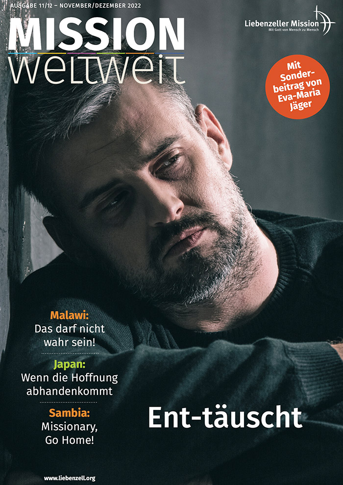 Ein bärtiger Mann stützt seinen Kopf traurig auf seinen Arm; um ihn herum ist der Text einer Zeitschrift in deutscher Sprache zu sehen.