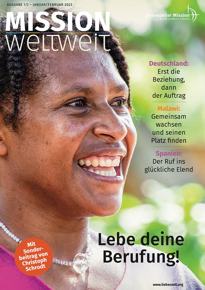 Lächelnde Frau mit kurzen Haaren im Freien; der deutsche Text wirbt dafür, seine Berufung zu leben, und hebt Missionen in verschiedenen Ländern hervor.