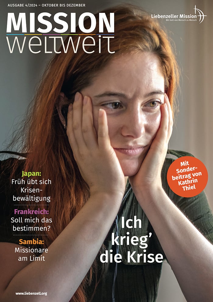 Eine Frau mit langen roten Haaren stützt ihr Gesicht in die Hände und schaut nachdenklich und besorgt. Der Text überlagert das Bild.