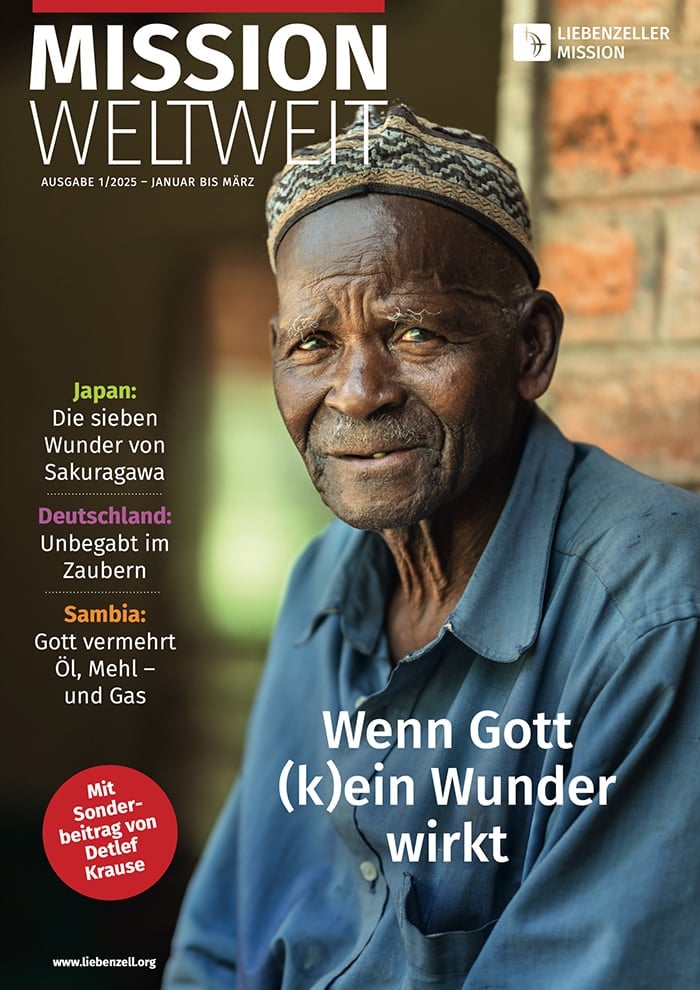 Älterer Mann mit gestreifter Mütze und braunem Hemd sitzt da und schaut nachdenklich in die Kamera; deutscher Text überlagert das Bild.