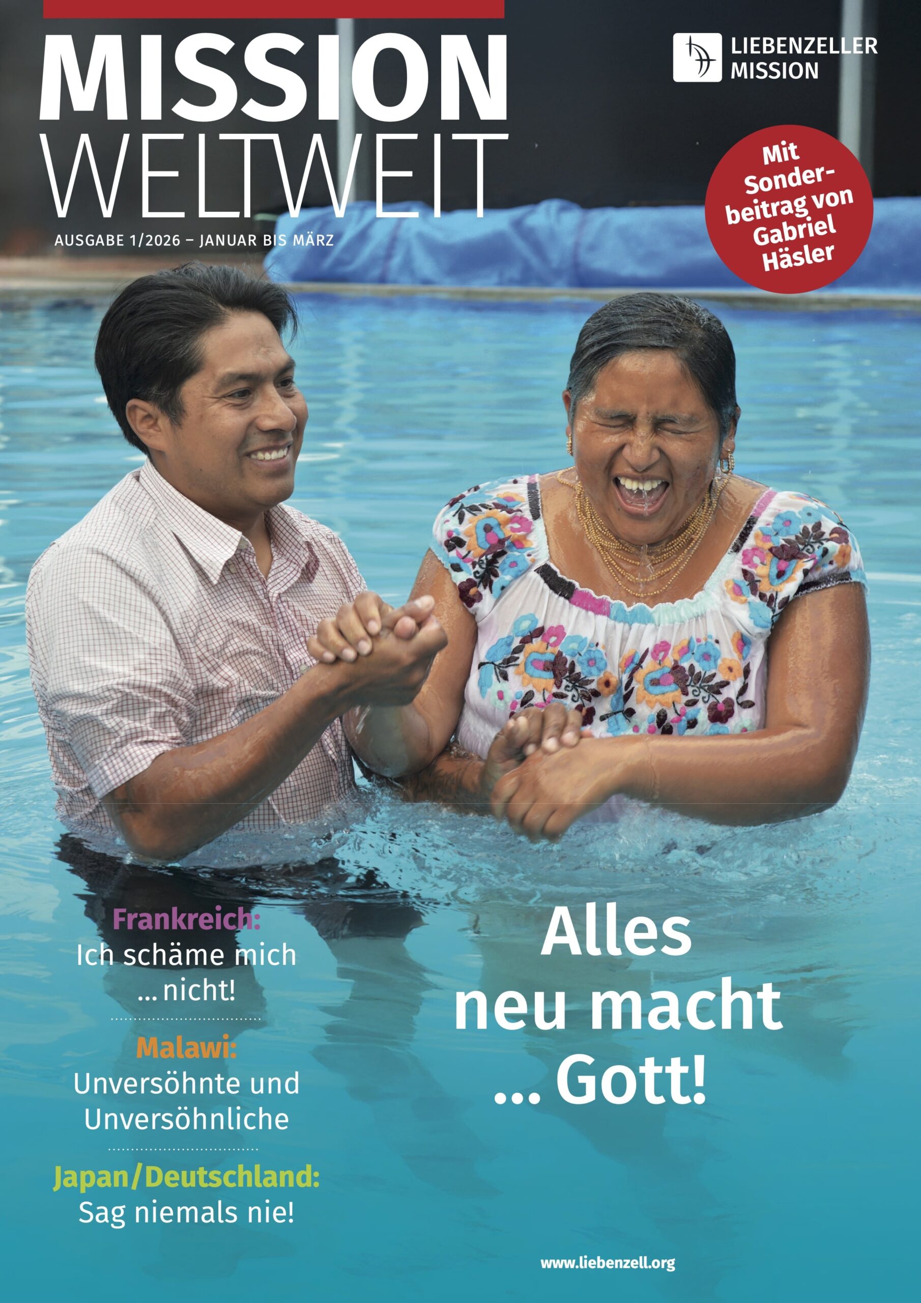 Ein Mann und eine Frau lachen vergnügt, während sie in einem Pool stehen. Der Mann hilft der Frau, als sie aus dem Wasser auftaucht.