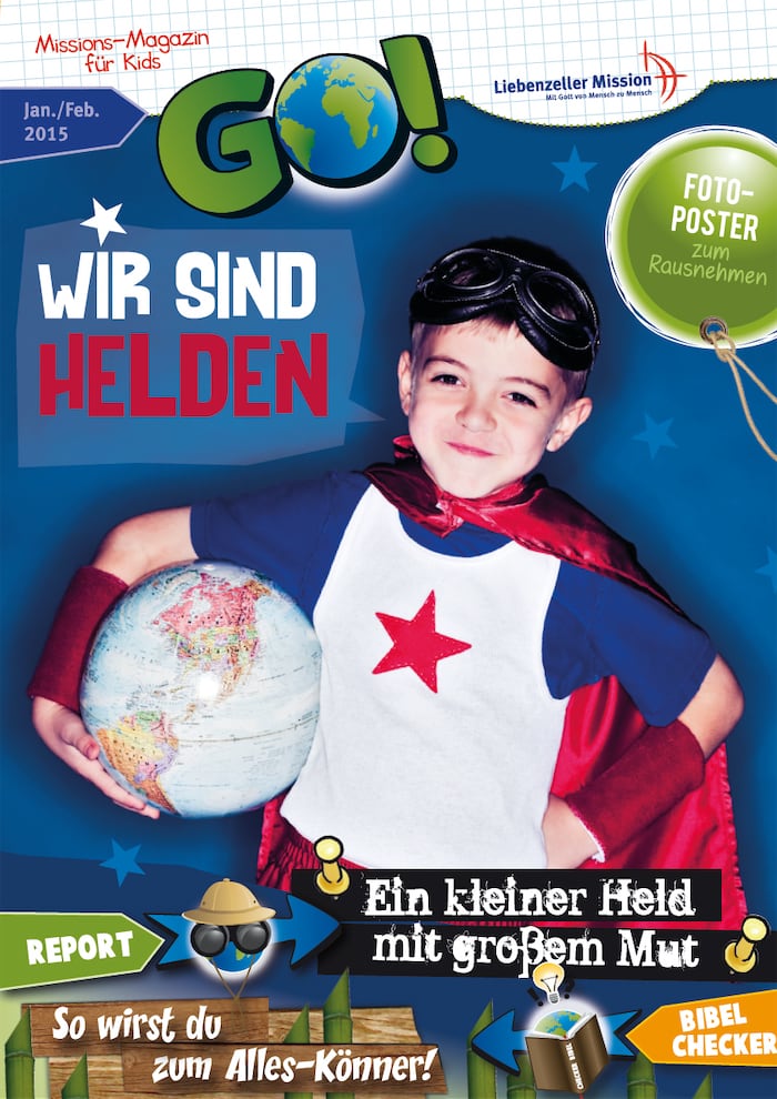 Ein lächelndes Kind mit Superheldenumhang und -brille posiert mit einem Globus auf dem Cover eines bunten Kindermagazins.