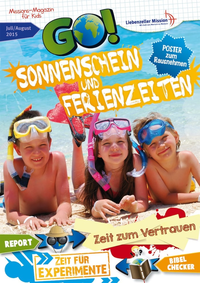 Drei lächelnde Kinder in Badeanzügen und mit Schwimmbrillen liegen an einem Sandstrand in der Sonne, darüber steht ein bunter Text zum Thema Sommer.