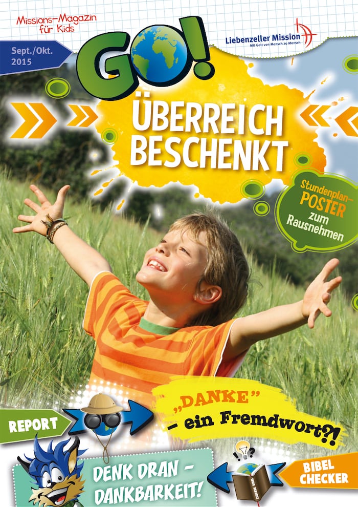 Ein glückliches Kind streckt die Arme weit aus unter dem Cover des "GO! Missions-Magazin für Kids" mit buntem Text und Grafiken.
