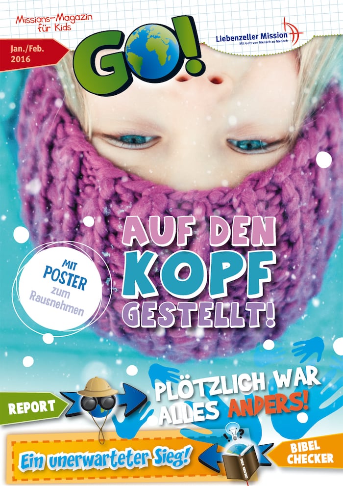 Ein Kind in Winterkleidung liegt verkehrt herum im Schnee. Helle, bunte Zeitschriftengrafiken überlagern das Bild.