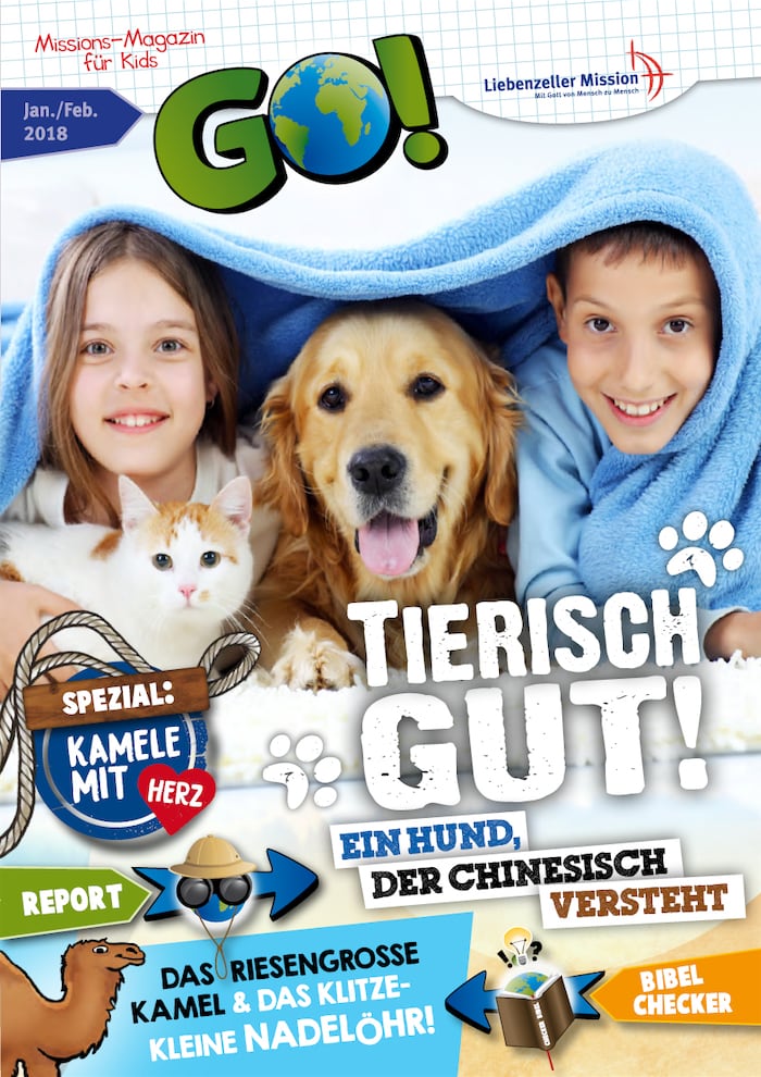 Ein lächelndes Mädchen, ein Hund und ein Junge liegen unter einer blauen Decke, neben ihnen eine Katze auf dem Cover einer Kinderzeitschrift.