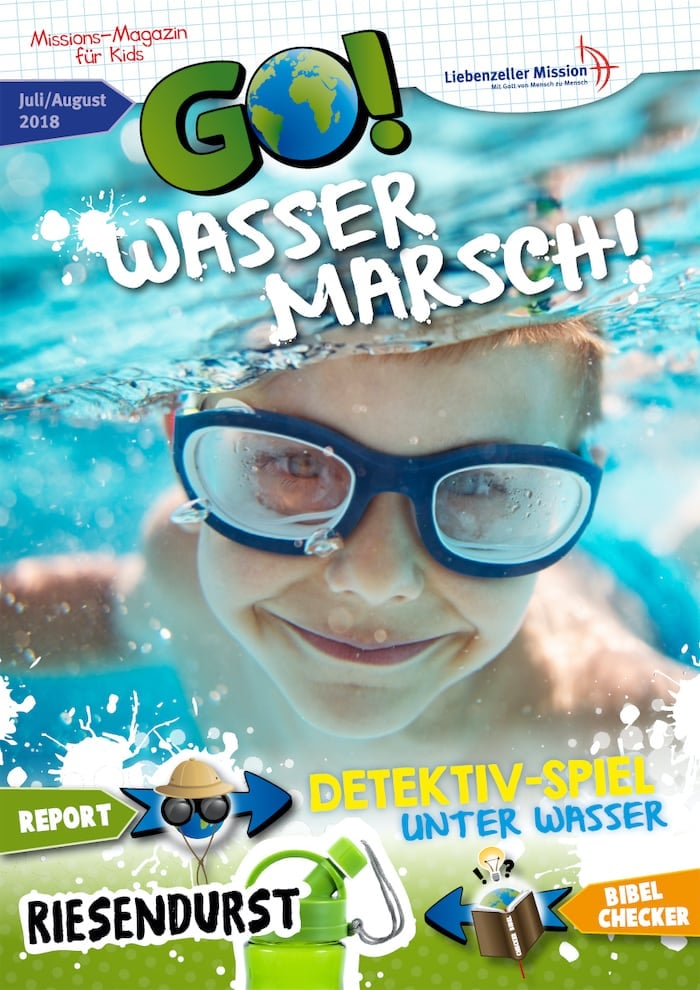 Ein lächelndes Kind mit Taucherbrille schwimmt unter Wasser, während Text und bunte Grafiken das Magazincover überlagern.