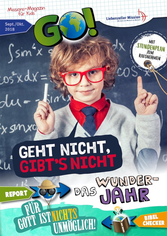 Junge mit Brille und Fliege zeigt nach oben vor einer Kreidetafel mit deutschem Text und bunten Zeitschriftengrafiken.