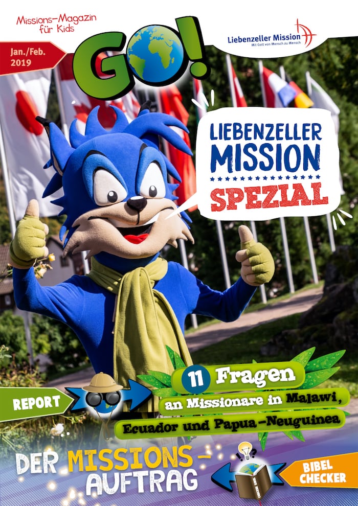 Ein blaues Cartoon-Maskottchen posiert im Freien neben einem Schild mit der Aufschrift "Liebenzeller Mission Spezial" auf einem bunten Zeitschriftencover.