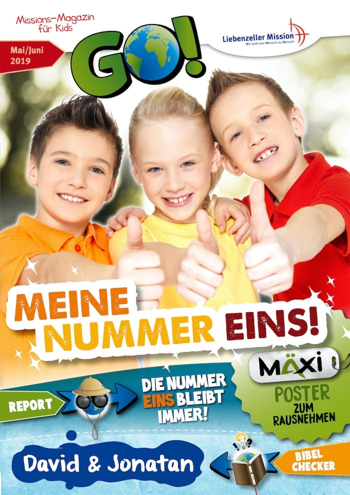 Drei lächelnde Kinder in hellen Hemden heben ihre Zeigefinger, mit buntem Text und Grafiken auf einem Kindermagazin-Cover.