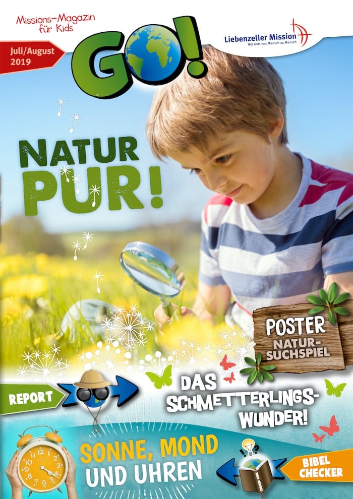 Ein kleiner Junge untersucht Gras mit einer Lupe auf einer sonnigen Wiese, abgebildet auf einem farbenfrohen Titelbild eines Naturmagazins für Kinder.
