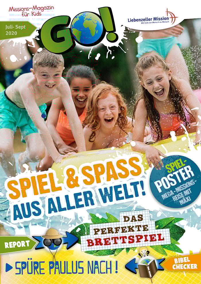 Vier lächelnde Kinder in Badeanzügen spielen und planschen in einem Pool auf dem Cover eines deutschen Kindermagazins.