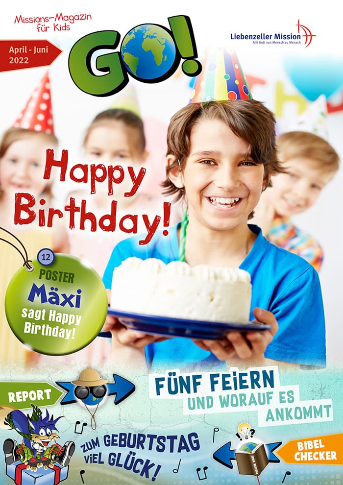 Ein Junge hält eine Torte mit einem Geburtstagshut in der Hand.