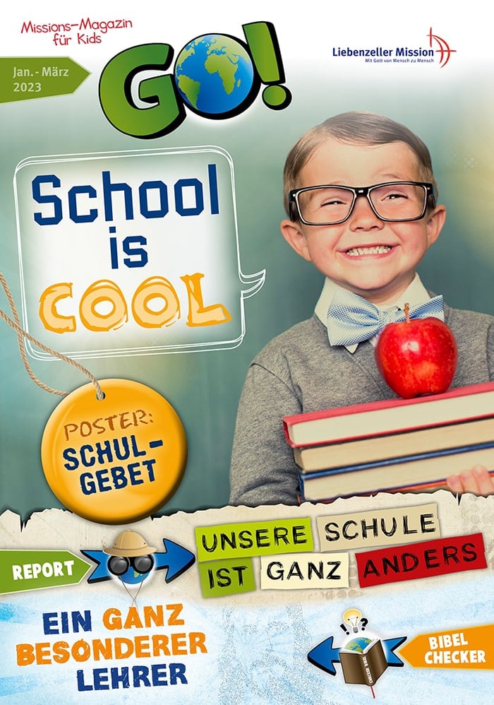 Lächelnder Junge mit Brille, der einen Apfel und Bücher hält, mit buntem Text über Schule und Zeitschriften für Kinder.