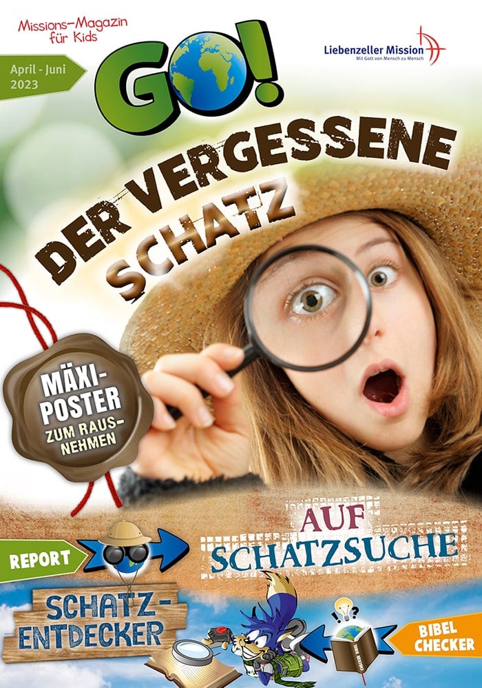 Ein überraschtes Kind mit Hut schaut durch ein Vergrößerungsglas; deutscher Text: Der vergessene Schatz.