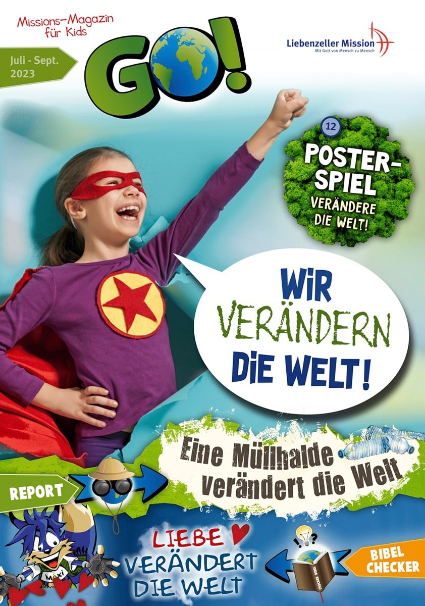 Lächelndes Mädchen im Superheldenkostüm hebt die Faust, mit deutschem Text und bunten Grafiken über die Veränderung der Welt.