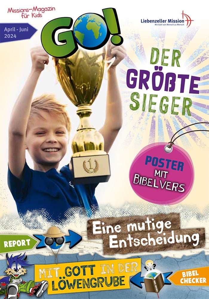 Lächelndes Kind hält eine große goldene Trophäe hoch; buntes deutsches Zeitschriftencover mit verspielten Grafiken und Text.