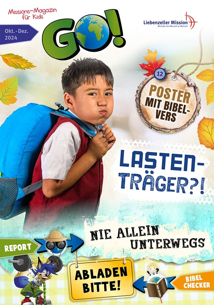 Ein kleiner Junge mit einem blauen Rucksack blickt auf dem bunten Cover einer deutschen Kinderzeitschrift über seine Schulter zurück.