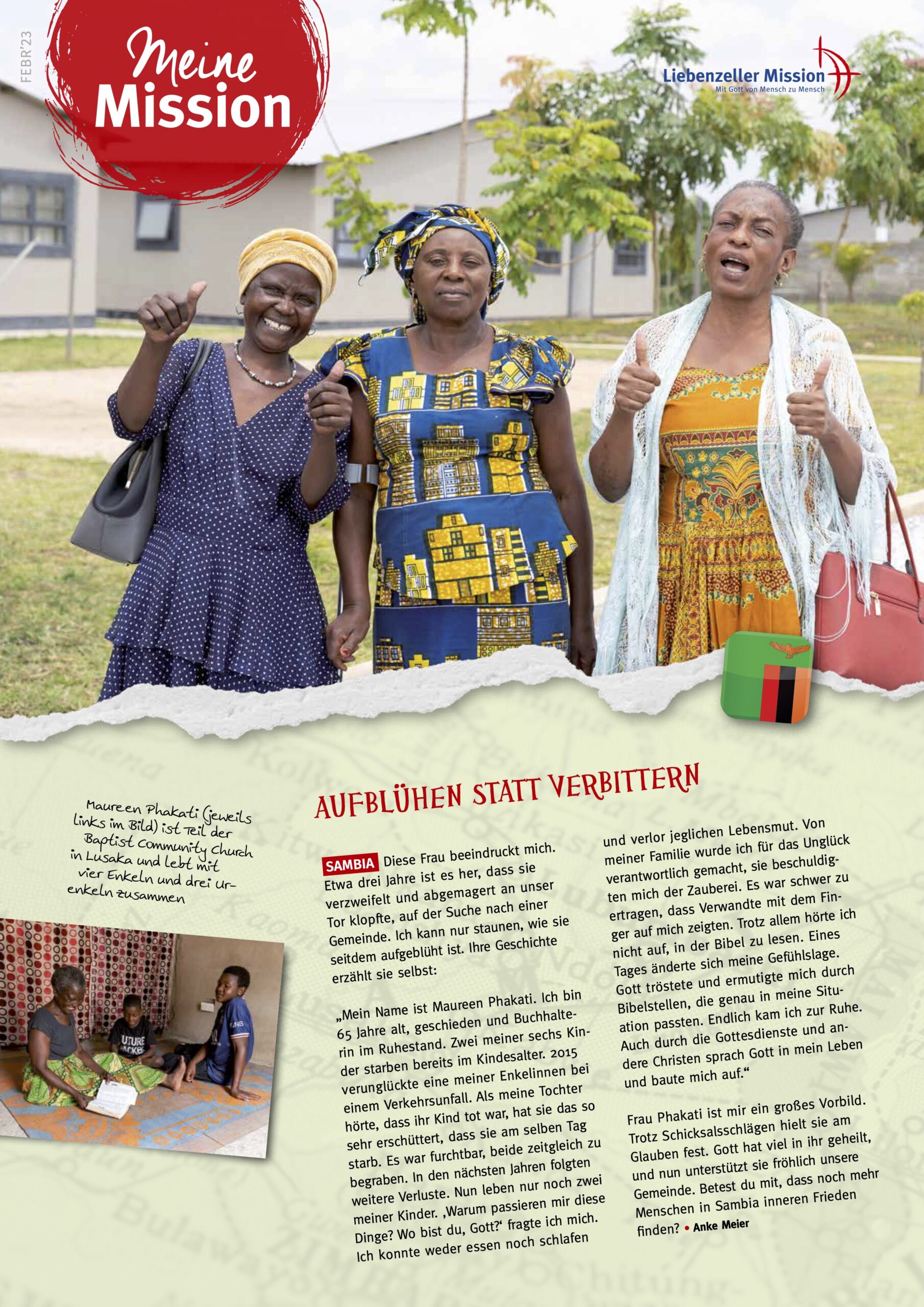 Drei lächelnde Frauen in farbenfrohen Kleidern stehen vor einem Gebäude und Bäumen im Hintergrund und gestikulieren fröhlich.