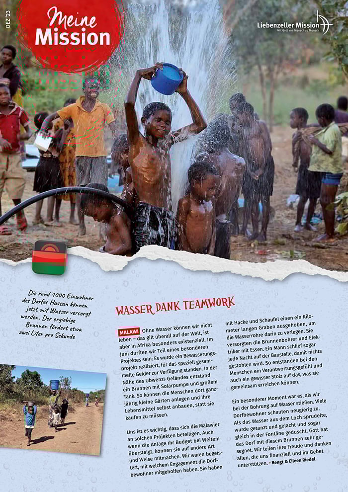 Kinder spielen und baden vergnügt im Wasser, das aus einer Handpumpe sprudelt, während im Hintergrund Erwachsene und Grünpflanzen zu sehen sind.