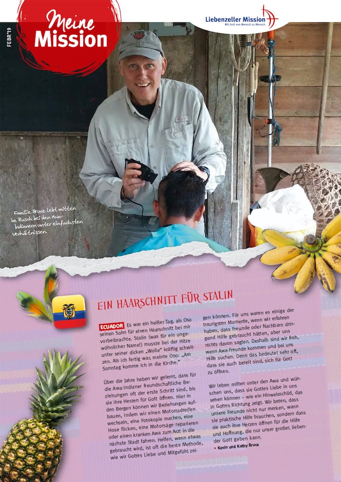 Ein Mann lächelt, während er einem sitzenden Jungen in einem rustikalen, mit Bananen und Ananas dekorierten Holzzimmer die Haare schneidet.