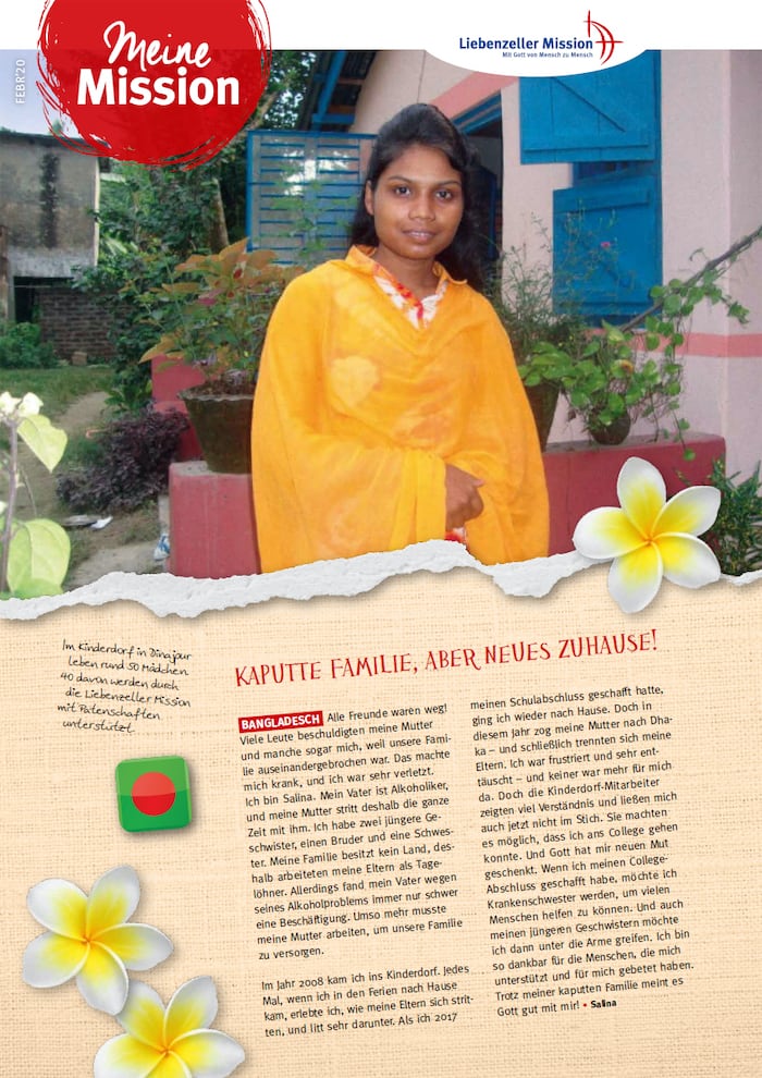 Eine junge Frau in einem orangefarbenen Outfit steht lächelnd vor einem Gebäude. Text und Blumen sind über das Bild gelegt.