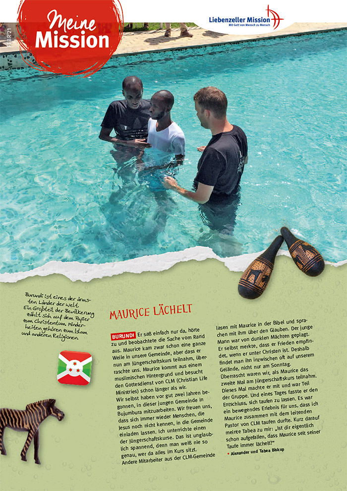 Drei Männer stehen zusammen in einem Schwimmbad; einer wird von den beiden anderen in einer religiösen Zeremonie getauft.