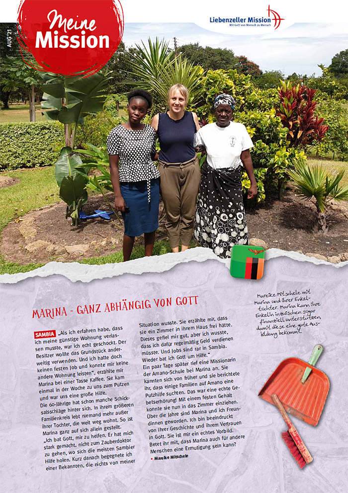 Drei Frauen stehen lächelnd zusammen in einem Garten mit grünen Pflanzen und Bäumen unter einem sonnigen Himmel.