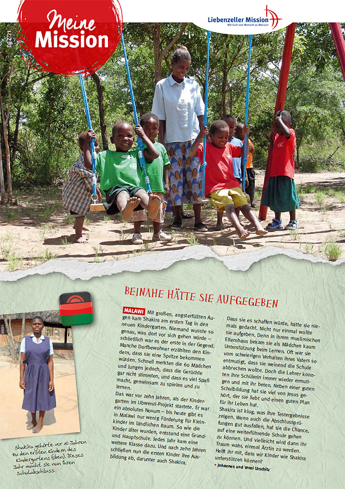 Sieben Kinder spielen draußen auf einer Schaukel, während eine Frau in der Nähe steht und sie beobachtet; ein weiteres Kind steht im Hintergrund.