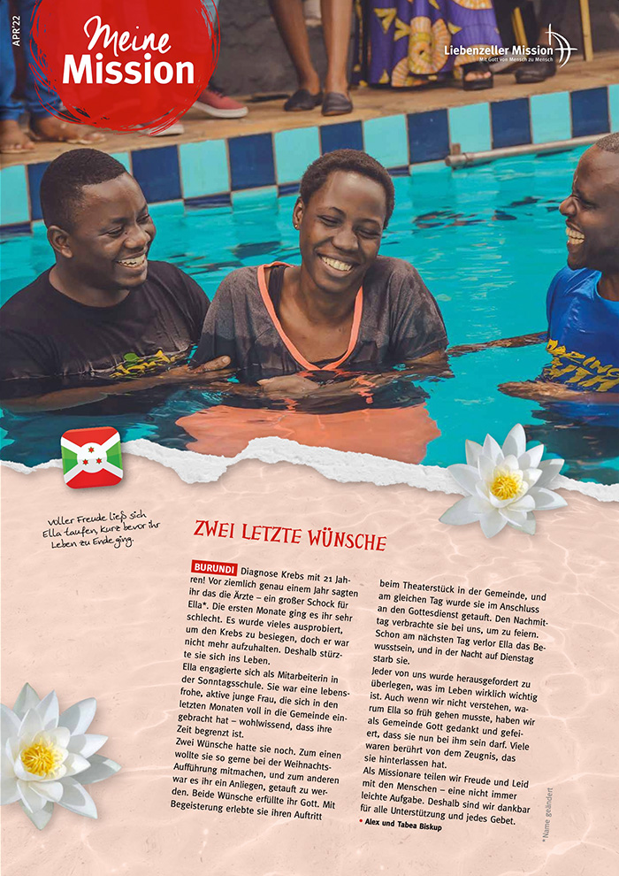 Drei lächelnde Menschen sitzen am Rande eines Pools, die Füße im Wasser, und genießen die Gesellschaft des anderen.