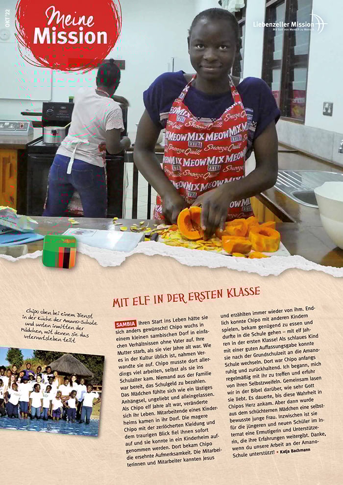 Ein Mädchen in einem roten Meow-Mix-T-Shirt schneidet in einer Küche Kürbis in Scheiben und bereitet auf einem Tresen mit Küchenutensilien in der Nähe Essen zu.