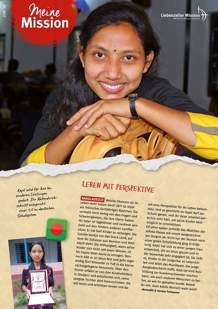 Eine junge Frau lächelt in die Kamera, während sie an einem Tisch sitzt. Darunter befindet sich ein weiteres Foto, auf dem sie eine gerahmte Urkunde hält.