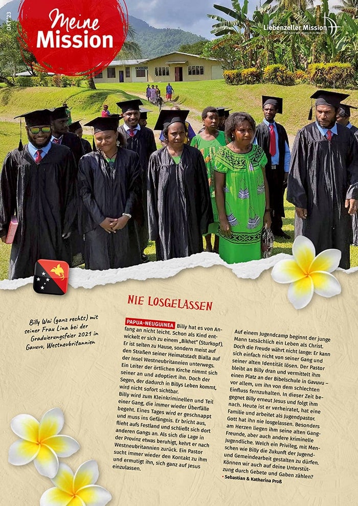 Eine Gruppe von Absolventen mit Mützen und Talaren steht an einem sonnigen Tag in Papua-Neuguinea mit Familie und Freunden im Freien.