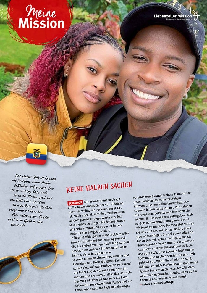 Ein lächelndes Paar posiert eng beieinander für ein Selfie im Freien, beide tragen Jacken; darunter liegt eine Sonnenbrille auf einem Magazin.